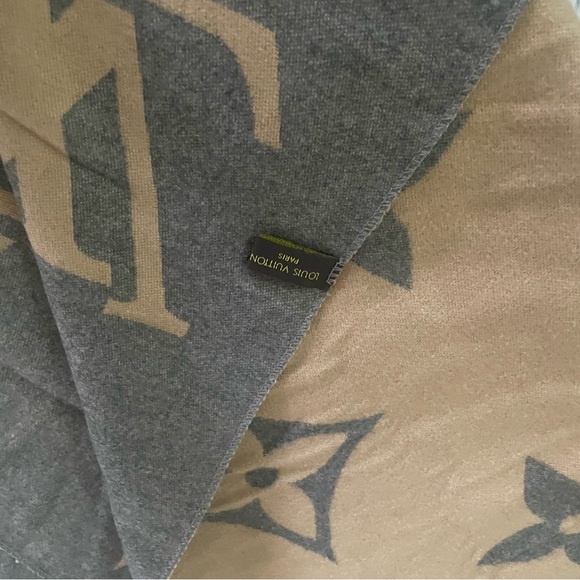 LOUIS VUITTON Reversible Cashmere Scarf - Picture 10 of 10